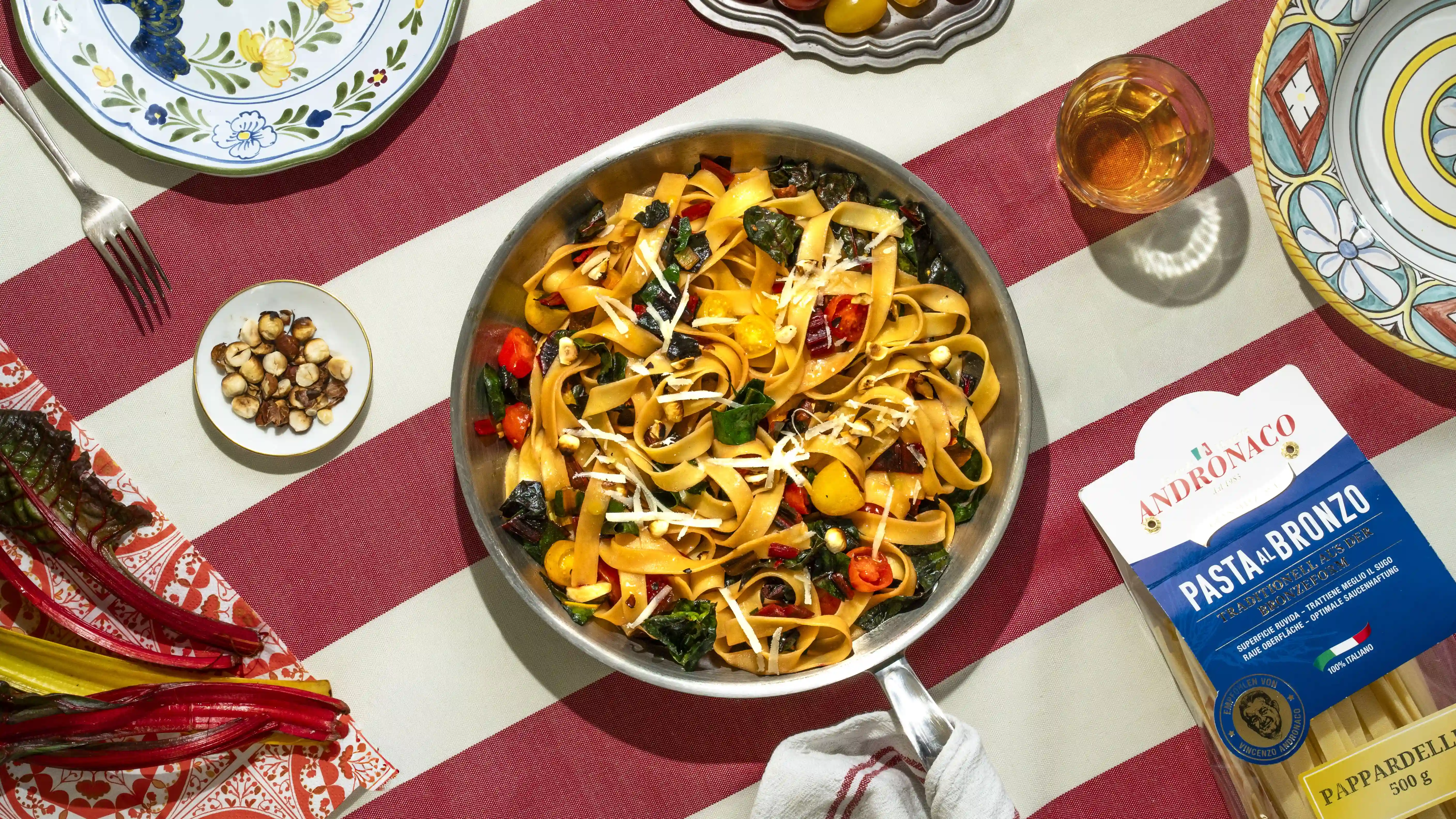 One-Pot Pappardelle mit buntem Mangold, Kirschtomaten und Haselnüssen